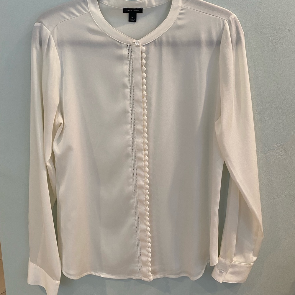 NEW Ann Taylor NEVER WORN ivory blouse with pointelle and scallop placket - M